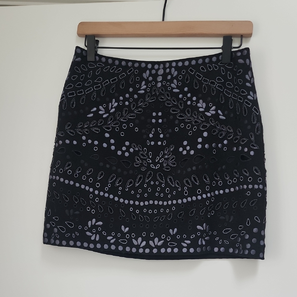 Club Monaco SZ 0 Black Embroidered Mini Skirt W/ Beading